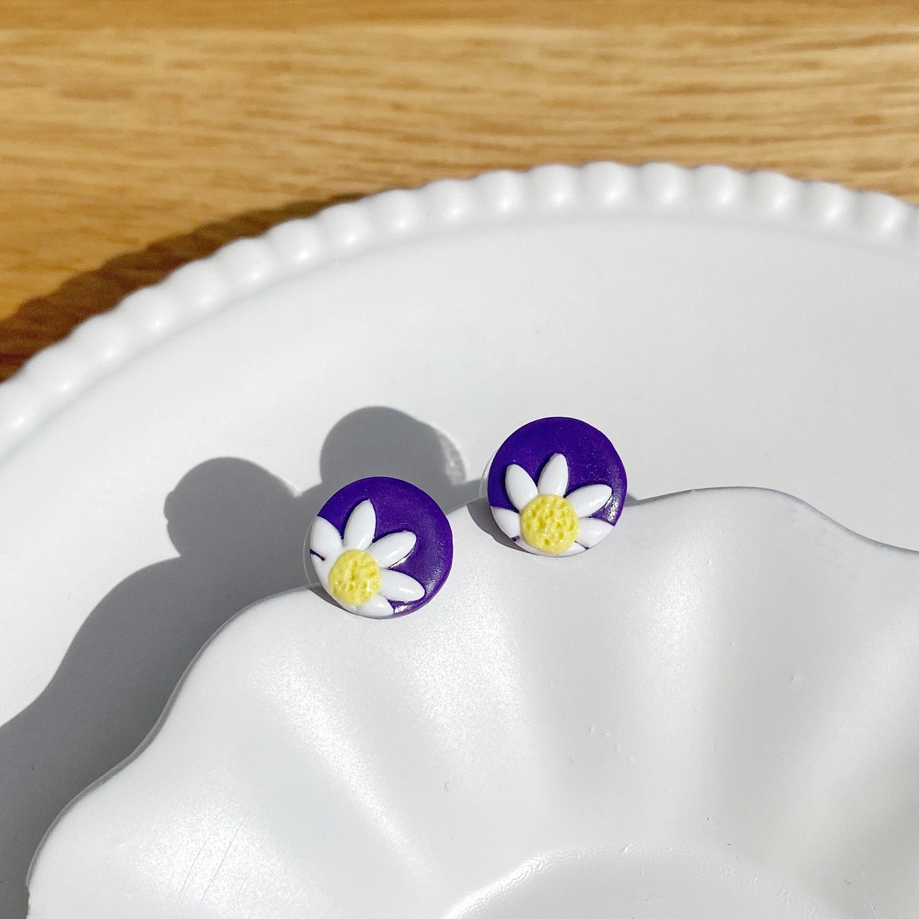 Teeny daisy stud - Purple