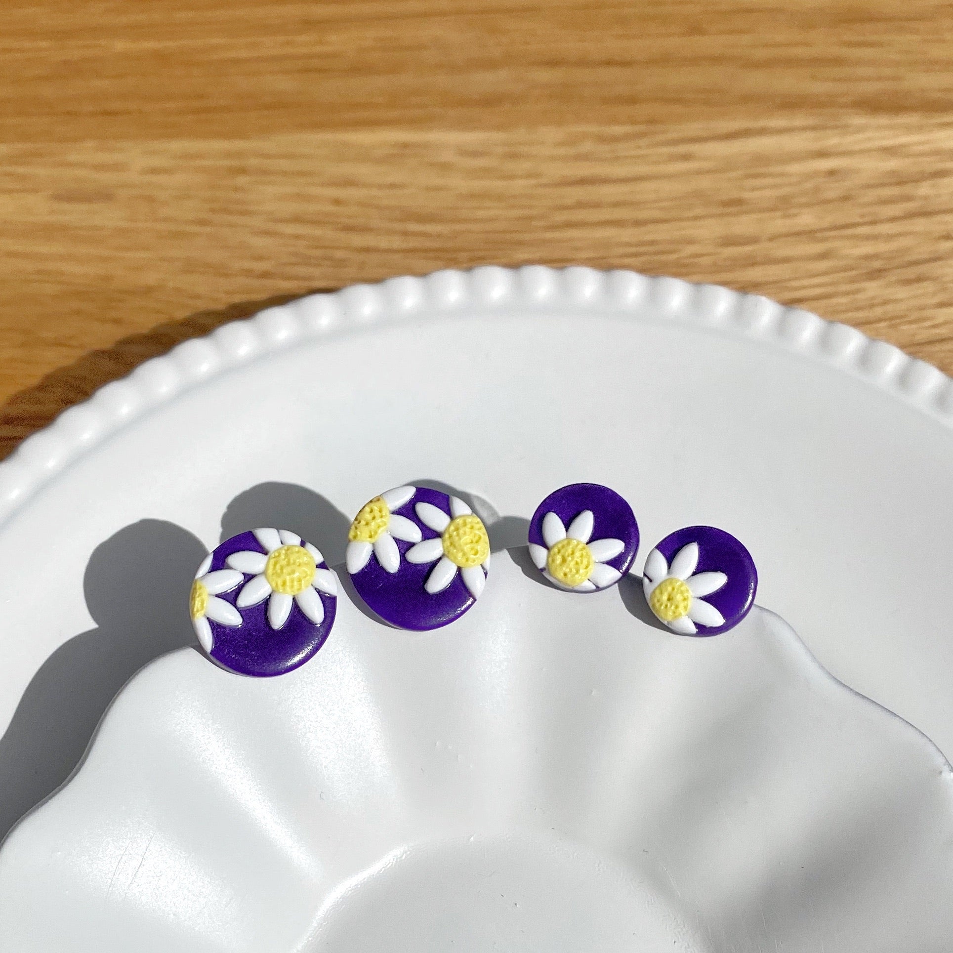 Teeny daisy stud - Purple